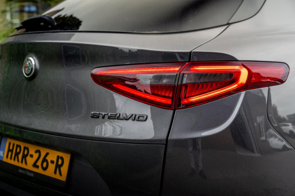 Alfa Romeo Stelvio 2.0 T AWD Q4 200 PK Aut. 1e Eig Xenon Leder Black Optic Stoelverwarming Camera 20''