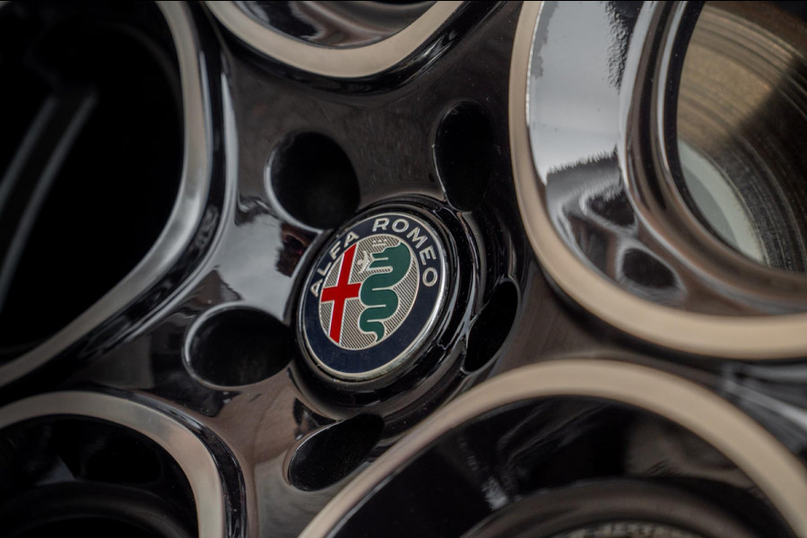 Alfa Romeo Stelvio 2.0 T AWD Q4 200 PK Aut. 1e Eig Xenon Leder Black Optic Stoelverwarming Camera 20''