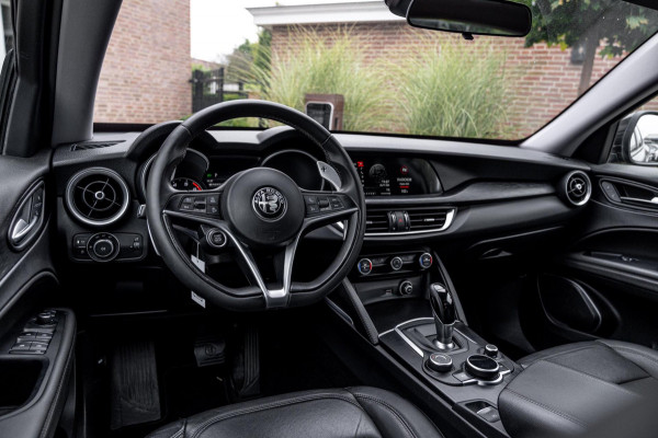 Alfa Romeo Stelvio 2.0 T AWD Q4 200 PK Aut. 1e Eig Xenon Leder Black Optic Stoelverwarming Camera 20''