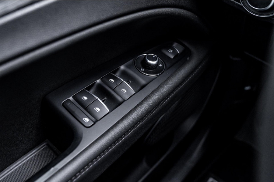 Alfa Romeo Stelvio 2.0 T AWD Q4 200 PK Aut. 1e Eig Xenon Leder Black Optic Stoelverwarming Camera 20''