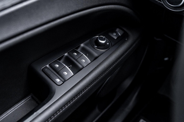 Alfa Romeo Stelvio 2.0 T AWD Q4 200 PK Aut. 1e Eig Xenon Leder Black Optic Stoelverwarming Camera 20''