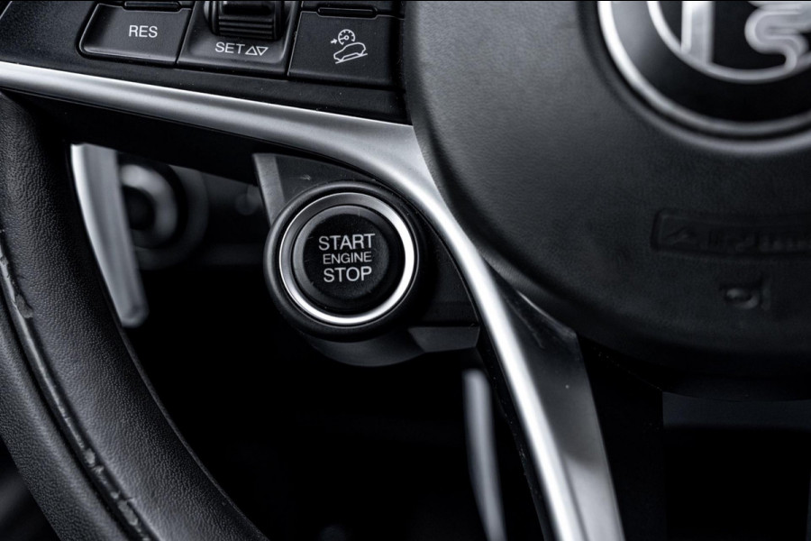 Alfa Romeo Stelvio 2.0 T AWD Q4 200 PK Aut. 1e Eig Xenon Leder Black Optic Stoelverwarming Camera 20''