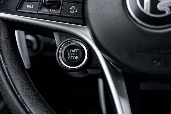 Alfa Romeo Stelvio 2.0 T AWD Q4 200 PK Aut. 1e Eig Xenon Leder Black Optic Stoelverwarming Camera 20''