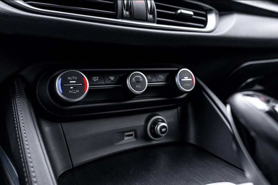 Alfa Romeo Stelvio 2.0 T AWD Q4 200 PK Aut. 1e Eig Xenon Leder Black Optic Stoelverwarming Camera 20''