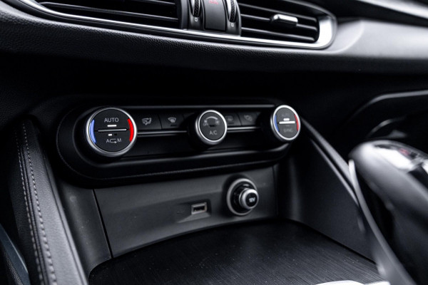 Alfa Romeo Stelvio 2.0 T AWD Q4 200 PK Aut. 1e Eig Xenon Leder Black Optic Stoelverwarming Camera 20''