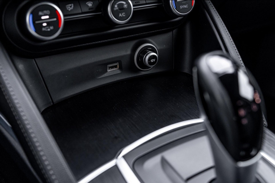 Alfa Romeo Stelvio 2.0 T AWD Q4 200 PK Aut. 1e Eig Xenon Leder Black Optic Stoelverwarming Camera 20''