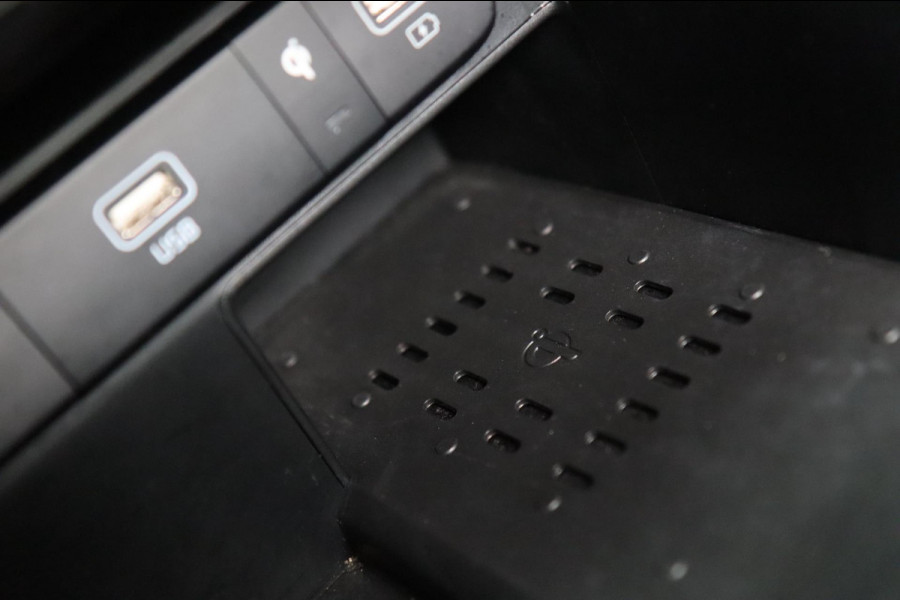 Kia Sorento 1.6 T-GDI Hybrid 4WD / PANO / KEYLESS / HUD / 360 / VOLLEDIG UITGEVOERD! Kia Sorento 1.6 T-GDI Hybrid 4WD / PANO / KEYLESS / HUD / 360 / VOLLEDIG UITGEVOERD!