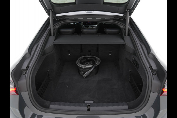 BMW i4 eDrive40 84 kWh M-Sportpack [ 3-Fase ] { SOH-95%} (INCL-BTW) *LEATHER-ALCANTARA | FULL-LED | ADAPTIVE-CRUISE | WIDE-SCREEN-DIGI-COCKPIT | DAB+ | CAMERA | AMBIENT-LIGHT | CARPLAY | SPORT-SEATS | PRIVACY-GLASS | TOWBAR | 18''ALU*