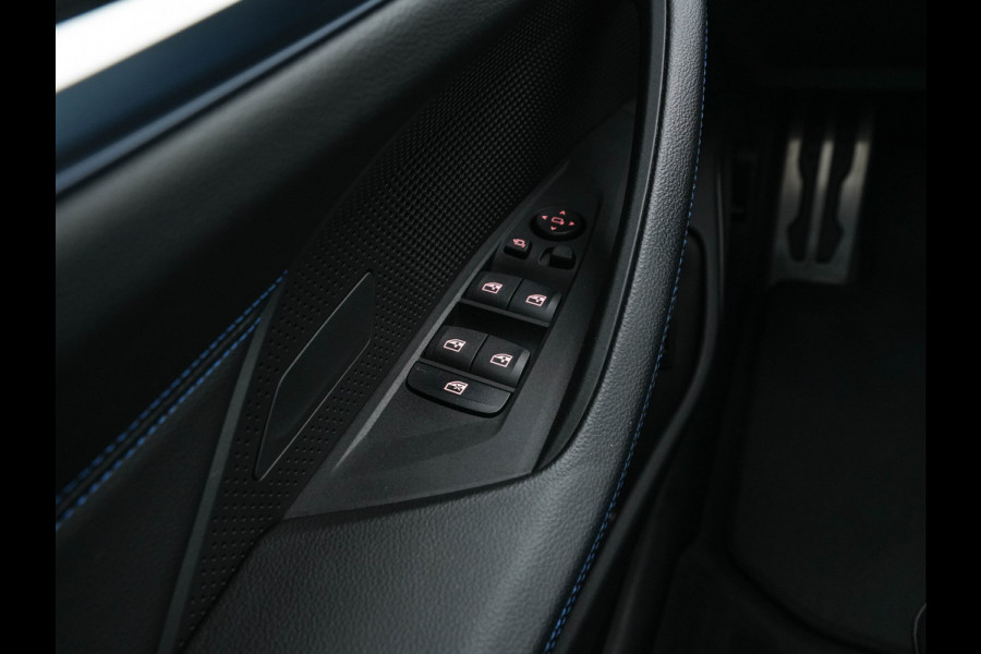 BMW i4 eDrive40 84 kWh M-Sportpack [ 3-Fase ] { SOH-95%} (INCL-BTW) *LEATHER-ALCANTARA | FULL-LED | ADAPTIVE-CRUISE | WIDE-SCREEN-DIGI-COCKPIT | DAB+ | CAMERA | AMBIENT-LIGHT | CARPLAY | SPORT-SEATS | PRIVACY-GLASS | TOWBAR | 18''ALU*