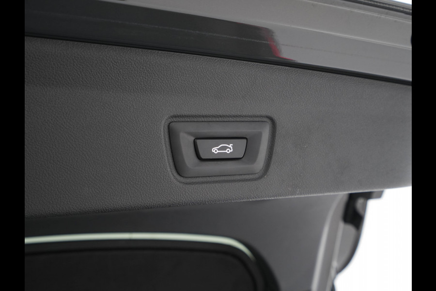 BMW i4 eDrive40 84 kWh M-Sportpack [ 3-Fase ] { SOH-95%} (INCL-BTW) *LEATHER-ALCANTARA | FULL-LED | ADAPTIVE-CRUISE | WIDE-SCREEN-DIGI-COCKPIT | DAB+ | CAMERA | AMBIENT-LIGHT | CARPLAY | SPORT-SEATS | PRIVACY-GLASS | TOWBAR | 18''ALU*