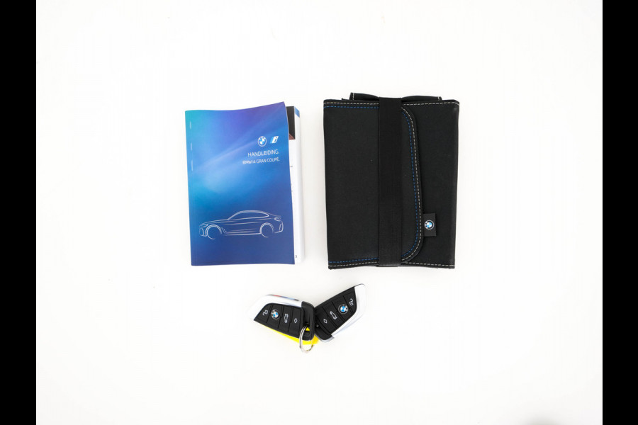 BMW i4 eDrive40 84 kWh M-Sportpack [ 3-Fase ] { SOH-95%} (INCL-BTW) *LEATHER-ALCANTARA | FULL-LED | ADAPTIVE-CRUISE | WIDE-SCREEN-DIGI-COCKPIT | DAB+ | CAMERA | AMBIENT-LIGHT | CARPLAY | SPORT-SEATS | PRIVACY-GLASS | TOWBAR | 18''ALU*