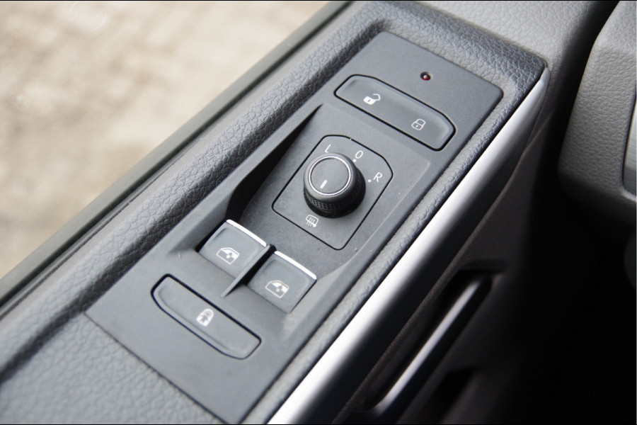 Volkswagen Transporter 2.0 TDI L2 BULLI, 150PK AUT. GLASSLOOK, LED, TREKHAAK, VIRTUAL, ADAPT. CRUISE, NAVI, AIRCO, PARKEERSENSOREN, CARPLAY, NL AUTO, N Volkswagen Transporter 2.0 TDI L2 BULLI, 150PK AUT. GLASSLOOK, LED, TREKHAAK, VIRTUAL, ADAPT. CRUISE, NAVI, AIRCO, PARKEERSENSOREN, CARPLAY, NL AUTO, N