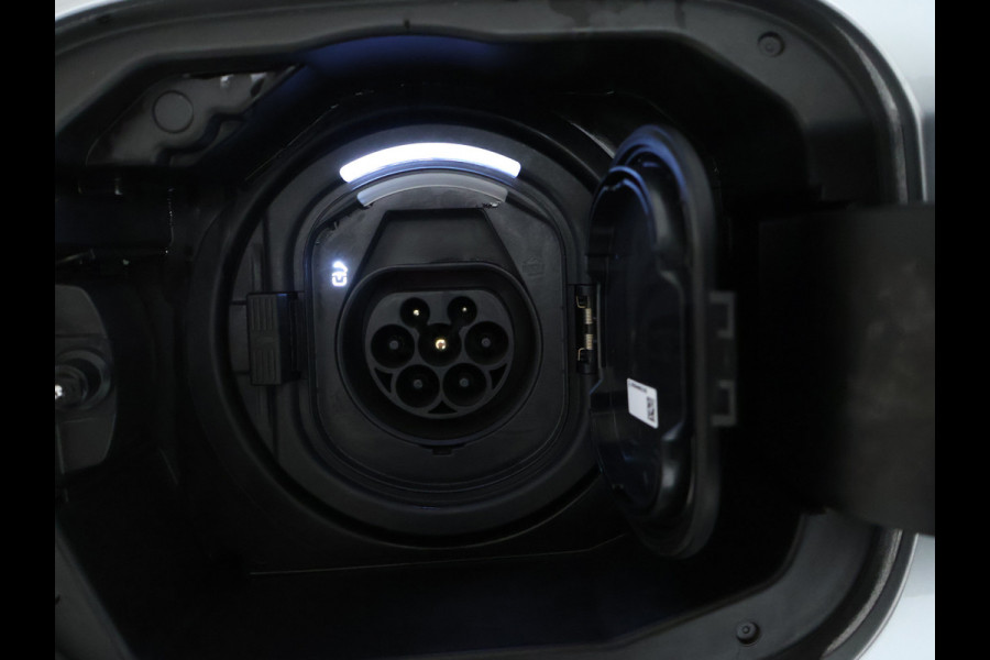 Mercedes-Benz A-Klasse 250 e Star Edition AMG Line AMG Line | Sfeerverlichting  |Achteruitrijcamera |  Smartphone-integratie | Inclusief 24 maanden MB Certified garantie voor Europa.