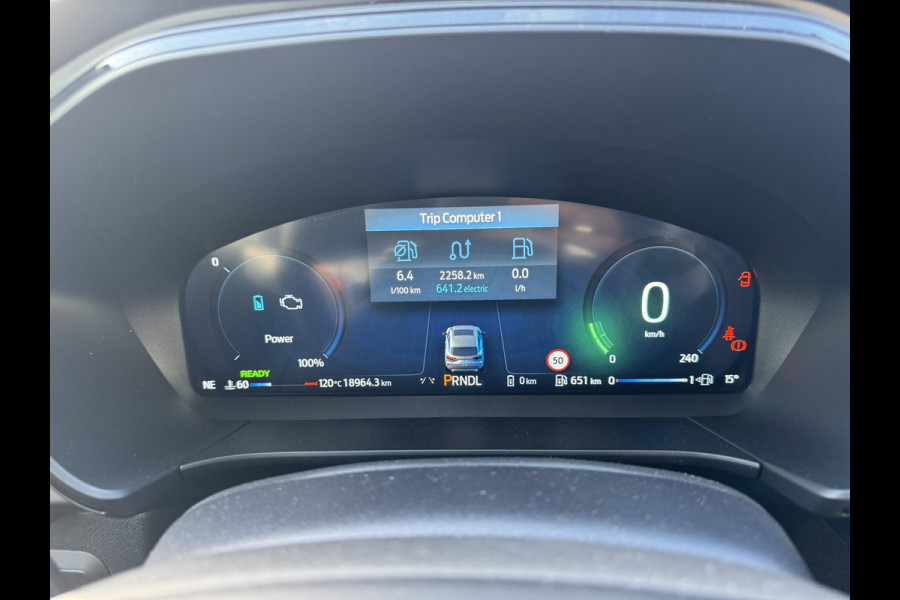 Ford Kuga 2.5 PHEV ST-Line X 243pk | Spuiter | Wegklapbare trekhaak | Panoramadak | Winter Pack | Head up Display | All season banden