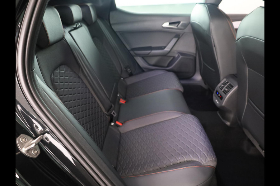 Seat Leon 1.5 TSI 204pk e-Hybrid FR Business | Black Pack | Trekhaak | Led Matrix