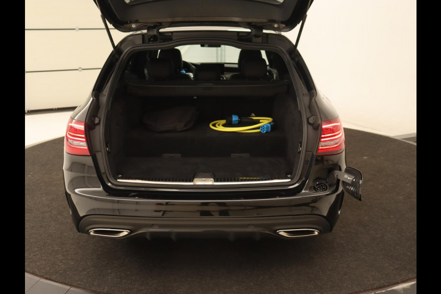 Mercedes-Benz C-Klasse 300e AMG Limited | Panoramadak | 360 Camera | Stoelverwarming | Carplay | Matrix LED | Leder/Alcantara | Navigatie | Park Assist | Sfeerverlichting | PHEV | Plug In Mercedes-Benz C-Klasse 300e AMG Limited | Panoramadak | 360 Camera | Stoelverwarming | Carplay | Matrix LED | Leder/Alcantara | Navigatie | Park Assist | Sfeerverlichting | PHEV | Plug In