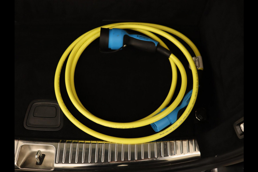 Mercedes-Benz C-Klasse 300e AMG Limited | Panoramadak | 360 Camera | Stoelverwarming | Carplay | Matrix LED | Leder/Alcantara | Navigatie | Park Assist | Sfeerverlichting | PHEV | Plug In Mercedes-Benz C-Klasse 300e AMG Limited | Panoramadak | 360 Camera | Stoelverwarming | Carplay | Matrix LED | Leder/Alcantara | Navigatie | Park Assist | Sfeerverlichting | PHEV | Plug In