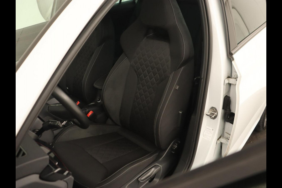 Škoda Kamiq 1.0 TSI Sport | Carplay | Climate control | Parkeerhulp | Cruise control | Full LED | DAB | Sportstoelen | Bluetooth | Sportstuur Škoda Kamiq 1.0 TSI Sport | Carplay | Climate control | Parkeerhulp | Cruise control | Full LED | DAB | Sportstoelen | Bluetooth | Sportstuur