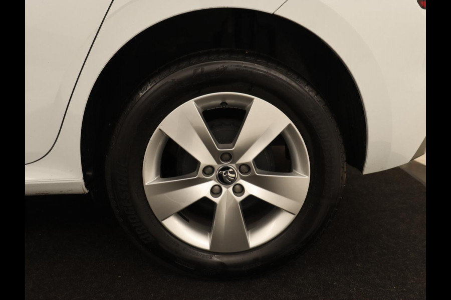 Škoda Kamiq 1.0 TSI Sport | Carplay | Climate control | Parkeerhulp | Cruise control | Full LED | DAB | Sportstoelen | Bluetooth | Sportstuur Škoda Kamiq 1.0 TSI Sport | Carplay | Climate control | Parkeerhulp | Cruise control | Full LED | DAB | Sportstoelen | Bluetooth | Sportstuur