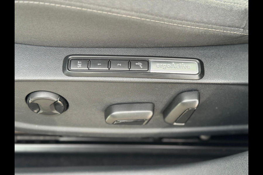 Volkswagen Golf 1.5 TSI Highline | Pano | Memory | IQ lights | Stoel-/Stuurverwarming | PDC Volkswagen Golf 1.5 TSI Highline | Pano | Memory | IQ lights | Stoel-/Stuurverwarming | PDC