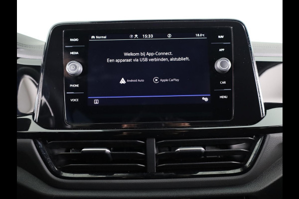 Volkswagen T-Roc 1.5 TSI R-Line 150 PK DSG |Private lease vanaf € 699,- pm | Blackstyle | Trekhaak afneembaar | ErgoActive Stoel Pakket | Navigatie |