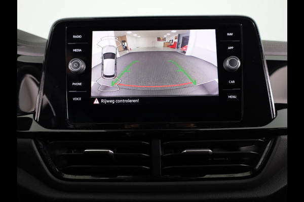 Volkswagen T-Roc 1.5 TSI R-Line 150 PK DSG |Private lease vanaf € 699,- pm | Blackstyle | Trekhaak afneembaar | ErgoActive Stoel Pakket | Navigatie |