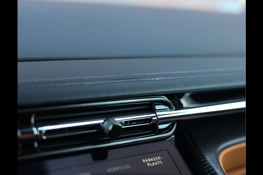 Aston Martin DB12 4.0 V8 | Iridiscent Emerald - Oxford Tan Aston Martin DB12 4.0 V8 | Iridiscent Emerald - Oxford Tan