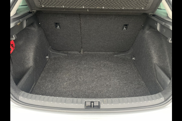 Škoda SCALA 1.0 TSI Sport Business | Carplay | Navi | Virtual cockpit | Climate | PDC Škoda SCALA 1.0 TSI Sport Business | Carplay | Navi | Virtual cockpit | Climate | PDC