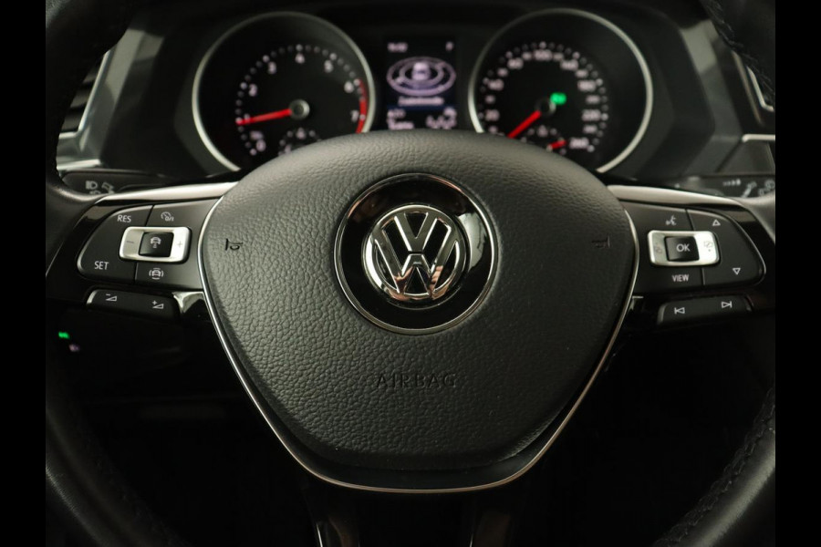 Volkswagen Tiguan Allspace 1.5 TSI Comfortline 7-persoons | 1e eigenaar | Trekhaak | Adaptive cruise | Keyless | Carplay | Navigatie | Climate control | DAB | Parkeerhulp | Bluetooth