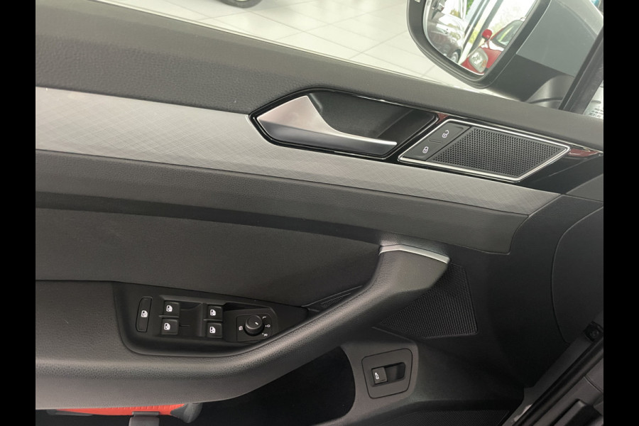 Volkswagen Passat Variant 1.5 TSI Business Climate control - Cruise control - A-uitrijcamera - Bluetooth - Keyless entry - Mistlampen - Licht metalen velgen - Navigatie/Multimedia Volkswagen Passat Variant 1.5 TSI Business Climate control - Cruise control - A-uitrijcamera - Bluetooth - Keyless entry - Mistlampen - Licht metalen velgen - Navigatie/Multimedia