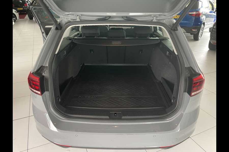 Volkswagen Passat Variant 1.5 TSI Business Climate control - Cruise control - A-uitrijcamera - Bluetooth - Keyless entry - Mistlampen - Licht metalen velgen - Navigatie/Multimedia Volkswagen Passat Variant 1.5 TSI Business Climate control - Cruise control - A-uitrijcamera - Bluetooth - Keyless entry - Mistlampen - Licht metalen velgen - Navigatie/Multimedia