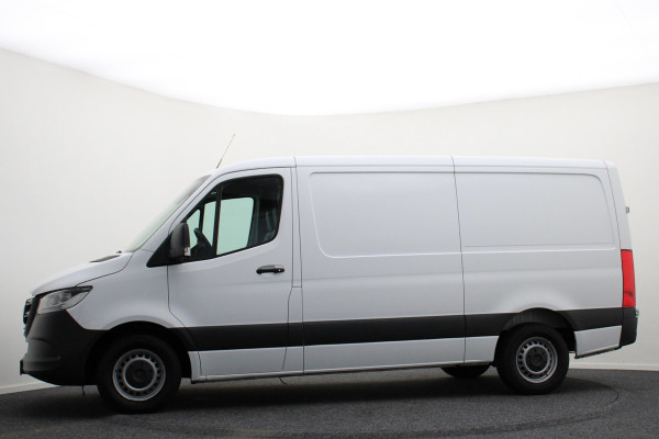Mercedes-Benz Sprinter 317 CDI Aut. L2H1 Leer, 3-Zits, Camera, Standkachel, Apple Carplay, Cruise, DAB Mercedes-Benz Sprinter 317 CDI Aut. L2H1 Leer, 3-Zits, Camera, Standkachel, Apple Carplay, Cruise, DAB