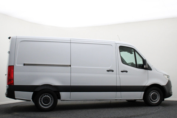 Mercedes-Benz Sprinter 317 CDI Aut. L2H1 Leer, 3-Zits, Camera, Standkachel, Apple Carplay, Cruise, DAB Mercedes-Benz Sprinter 317 CDI Aut. L2H1 Leer, 3-Zits, Camera, Standkachel, Apple Carplay, Cruise, DAB