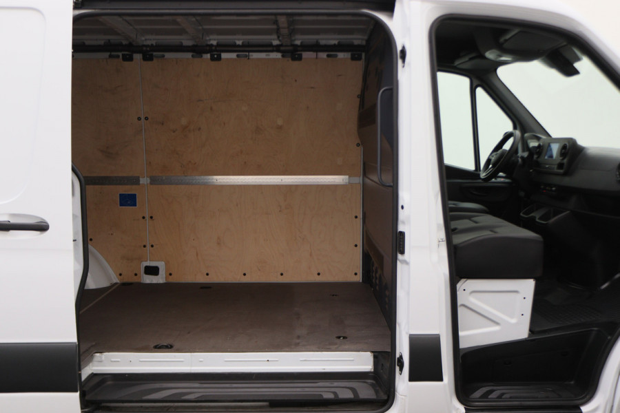 Mercedes-Benz Sprinter 317 CDI Aut. L2H1 Leer, 3-Zits, Camera, Standkachel, Apple Carplay, Cruise, DAB Mercedes-Benz Sprinter 317 CDI Aut. L2H1 Leer, 3-Zits, Camera, Standkachel, Apple Carplay, Cruise, DAB