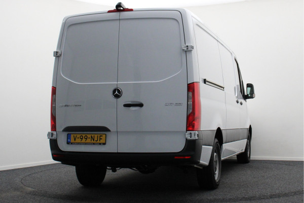 Mercedes-Benz Sprinter 317 CDI Aut. L2H1 Leer, 3-Zits, Camera, Standkachel, Apple Carplay, Cruise, DAB Mercedes-Benz Sprinter 317 CDI Aut. L2H1 Leer, 3-Zits, Camera, Standkachel, Apple Carplay, Cruise, DAB