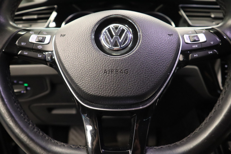 Volkswagen Touran 1.5 TSI Highline Business R Navigatie Full-led Adaptive-Cruise
