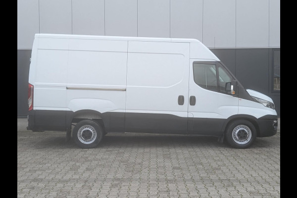 Iveco Daily 35S14V 2.3 AUTOMAAT 3500KG TREKHAAK CRUISE AIRCO NAVI Iveco Daily 35S14V 2.3 AUTOMAAT 3500KG TREKHAAK CRUISE AIRCO NAVI