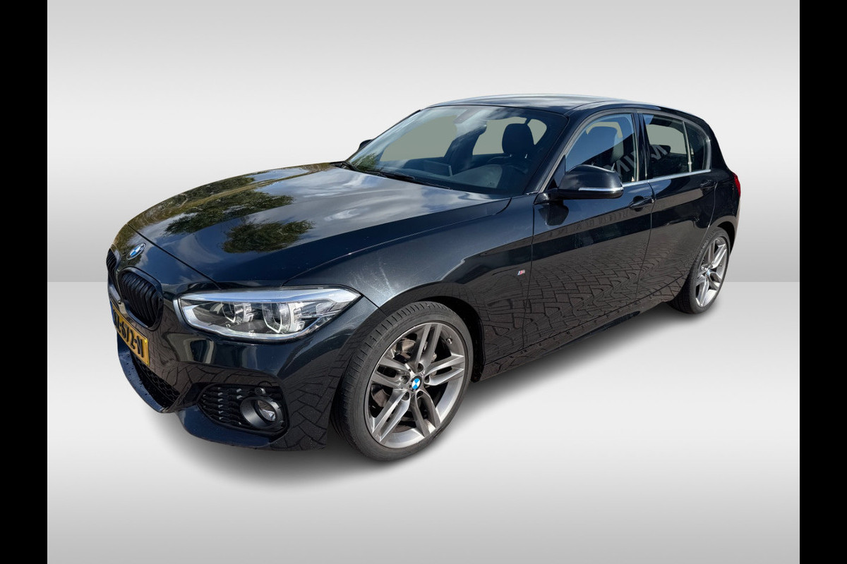 BMW 1-serie 118i High Exe. M Sport / Leder / Navigatie / Parkeerhulp V+A / 18'' / Sportstoelen / Stoelverwarming / DAB / Cruise Control BMW 1-serie 118i High Exe. M Sport / Leder / Navigatie / Parkeerhulp V+A / 18'' / Sportstoelen / Stoelverwarming / DAB / Cruise Control