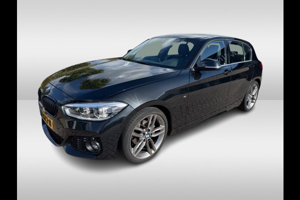 BMW 1-serie 118i High Exe. M Sport / Leder / Navigatie / Parkeerhulp V+A / 18'' / Sportstoelen / Stoelverwarming / DAB / Cruise Control BMW 1-serie 118i High Exe. M Sport / Leder / Navigatie / Parkeerhulp V+A / 18'' / Sportstoelen / Stoelverwarming / DAB / Cruise Control