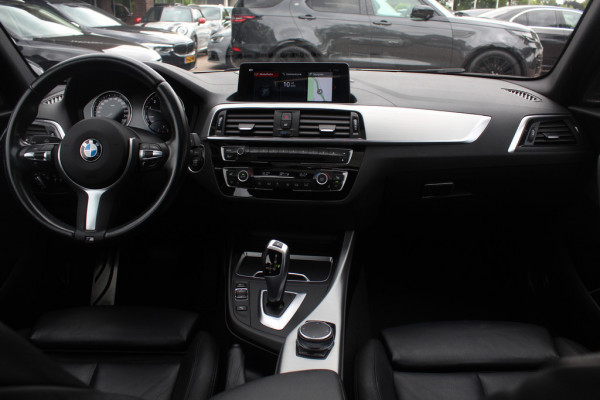 BMW 1-serie 118i High Exe. M Sport / Leder / Navigatie / Parkeerhulp V+A / 18'' / Sportstoelen / Stoelverwarming / DAB / Cruise Control BMW 1-serie 118i High Exe. M Sport / Leder / Navigatie / Parkeerhulp V+A / 18'' / Sportstoelen / Stoelverwarming / DAB / Cruise Control
