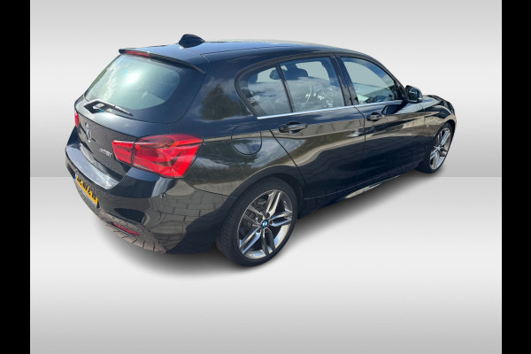 BMW 1-serie 118i High Exe. M Sport / Leder / Navigatie / Parkeerhulp V+A / 18'' / Sportstoelen / Stoelverwarming / DAB / Cruise Control BMW 1-serie 118i High Exe. M Sport / Leder / Navigatie / Parkeerhulp V+A / 18'' / Sportstoelen / Stoelverwarming / DAB / Cruise Control