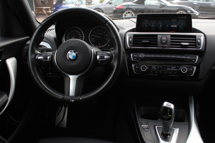 BMW 1-serie 118i High Exe. M Sport / Leder / Navigatie / Parkeerhulp V+A / 18'' / Sportstoelen / Stoelverwarming / DAB / Cruise Control BMW 1-serie 118i High Exe. M Sport / Leder / Navigatie / Parkeerhulp V+A / 18'' / Sportstoelen / Stoelverwarming / DAB / Cruise Control
