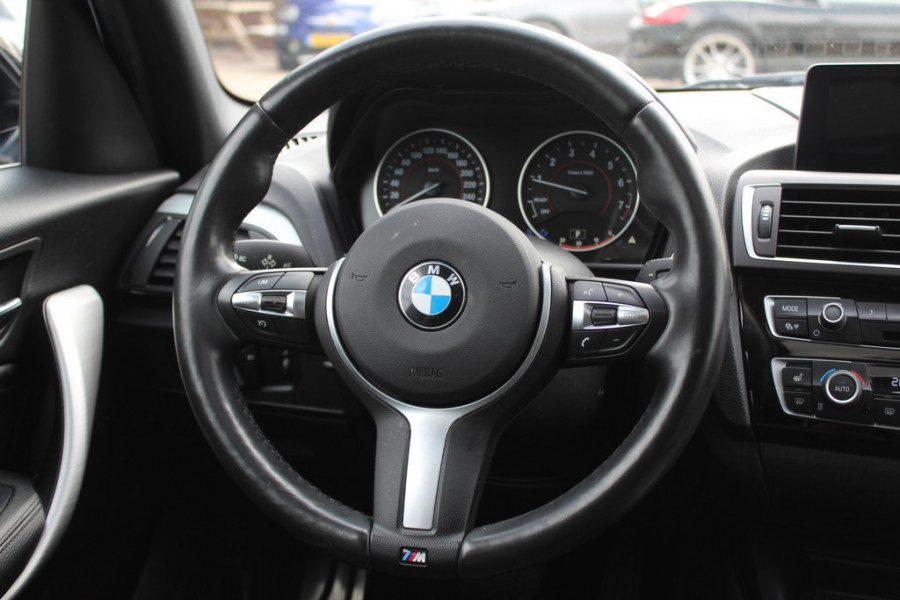 BMW 1-serie 118i High Exe. M Sport / Leder / Navigatie / Parkeerhulp V+A / 18'' / Sportstoelen / Stoelverwarming / DAB / Cruise Control BMW 1-serie 118i High Exe. M Sport / Leder / Navigatie / Parkeerhulp V+A / 18'' / Sportstoelen / Stoelverwarming / DAB / Cruise Control