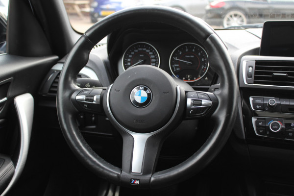 BMW 1-serie 118i High Exe. M Sport / Leder / Navigatie / Parkeerhulp V+A / 18'' / Sportstoelen / Stoelverwarming / DAB / Cruise Control BMW 1-serie 118i High Exe. M Sport / Leder / Navigatie / Parkeerhulp V+A / 18'' / Sportstoelen / Stoelverwarming / DAB / Cruise Control