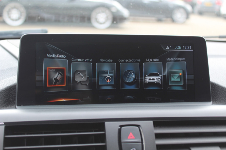 BMW 1-serie 118i High Exe. M Sport / Leder / Navigatie / Parkeerhulp V+A / 18'' / Sportstoelen / Stoelverwarming / DAB / Cruise Control BMW 1-serie 118i High Exe. M Sport / Leder / Navigatie / Parkeerhulp V+A / 18'' / Sportstoelen / Stoelverwarming / DAB / Cruise Control