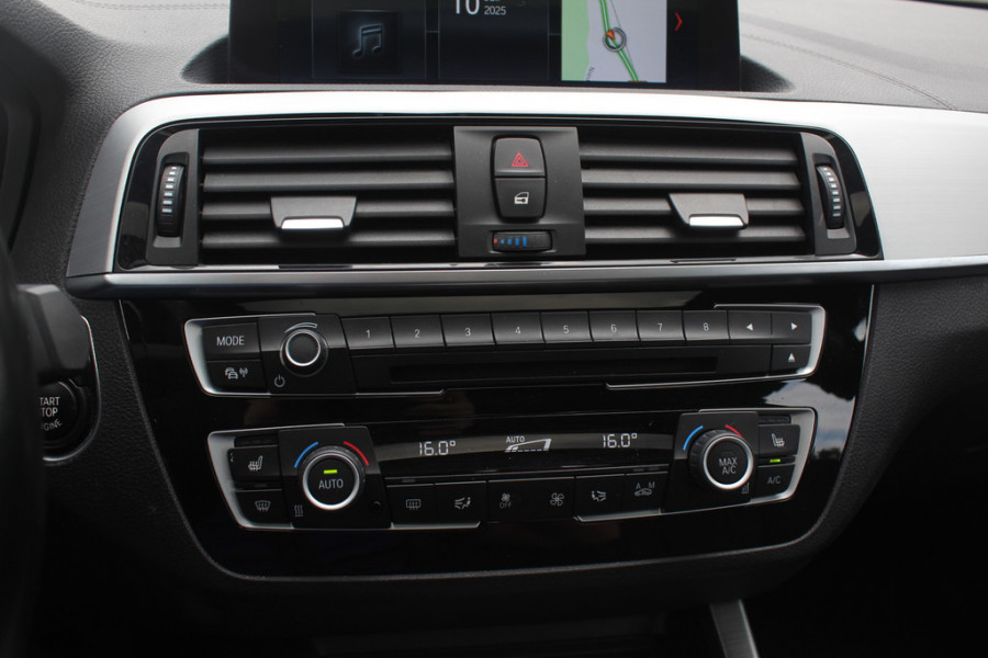 BMW 1-serie 118i High Exe. M Sport / Leder / Navigatie / Parkeerhulp V+A / 18'' / Sportstoelen / Stoelverwarming / DAB / Cruise Control BMW 1-serie 118i High Exe. M Sport / Leder / Navigatie / Parkeerhulp V+A / 18'' / Sportstoelen / Stoelverwarming / DAB / Cruise Control