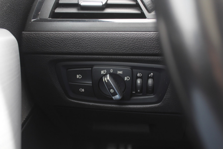 BMW 1-serie 118i High Exe. M Sport / Leder / Navigatie / Parkeerhulp V+A / 18'' / Sportstoelen / Stoelverwarming / DAB / Cruise Control BMW 1-serie 118i High Exe. M Sport / Leder / Navigatie / Parkeerhulp V+A / 18'' / Sportstoelen / Stoelverwarming / DAB / Cruise Control