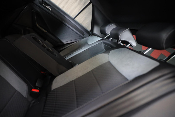 Volkswagen T-Roc 1.5 TSI Sport Business R Line / AUT / ACC / Virtual Cockpit / Camera / Navi / Dode Hoek / Led / Pdc / 19 Inch Volkswagen T-Roc 1.5 TSI Sport Business R Line / AUT / ACC / Virtual Cockpit / Camera / Navi / Dode Hoek / Led / Pdc / 19 Inch