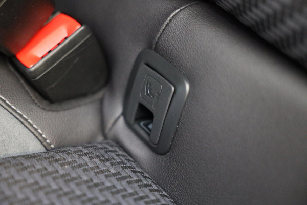 Volkswagen T-Roc 1.5 TSI Sport Business R Line / AUT / ACC / Virtual Cockpit / Camera / Navi / Dode Hoek / Led / Pdc / 19 Inch Volkswagen T-Roc 1.5 TSI Sport Business R Line / AUT / ACC / Virtual Cockpit / Camera / Navi / Dode Hoek / Led / Pdc / 19 Inch