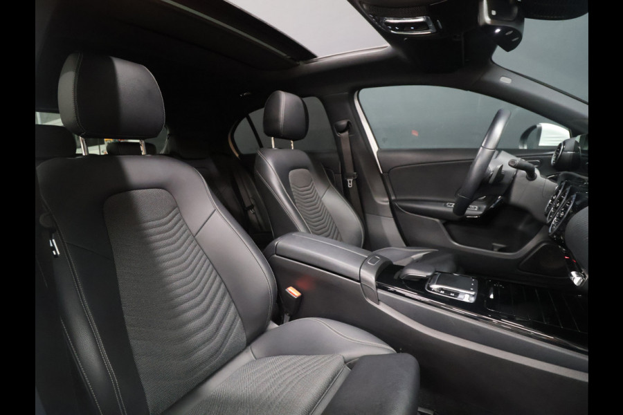 Mercedes-Benz A-Klasse 180 Sport *WEEKAANBIEDING* [SCHUIFKANTELDAK, CRUISE CONTROL, CAMERA, PDC 360, APPLE CARPLAY, ANDROID AUTO, STOELVERWARMING, NIEUWSTAAT]
